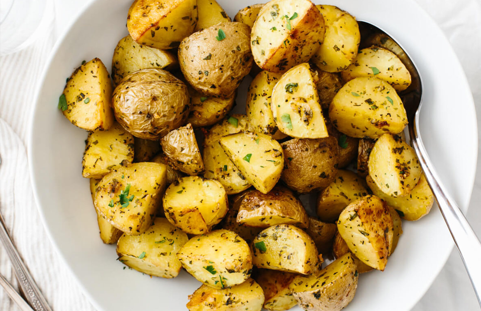 Potato dish. Жареная картошка с чесноком. Картофель с травами. Жареная картошка с травами. Картофель картинка.